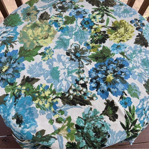 Handcrafted floral vintage circular tablecloth with 2 pillows - Picture 3 of 12